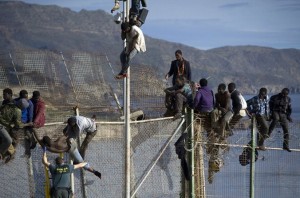 immigrants-melilla-fence-sitting