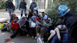 migrants-de-vintimille-ville-frontiere-entre-le-france-et-l-italie-le-16-juin-2015_5359313