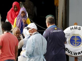 Migrants recueillis par le porte-hélicoptères britannique HMS Bulwark et débarqués dans le port sicilien de Catane. Quelque 3.600 migrants ont été secourus au cours des dernières 48 heures alors qu