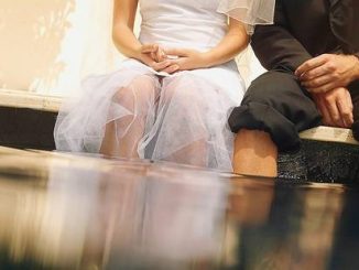 Bride and bridegroom sitting with feet in water !!! SPECIAL PRICE!!! !!! SPECIALE PRIJS !!! !!! PRIX SPECIAL !!! IMAGES USERS WITH CONTRACT PAY FOR THIS IMAGE 60 EURO. USERS WITHOUT CONTRACT PAY THE USUAL SABAM PRICE ACCORDING TO THEIR CATEGORY !! BEELDGEBRUIKERS MET KONTRAKT BETALEN VOOR DIT BEELD 60 EURO. BEELDGEBRUIKERS ZONDER KONTRAKT BETALEN HET GEBRUIKELIJKE SABAM-TARIEF VAN HUN CATEGORIE !! LES UTILISATEURS D