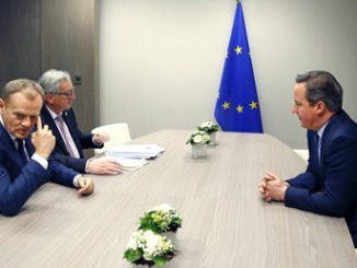 Le Premier ministre britannique David Cameron (droite) rencontre le président du Conseil européen Donald Tusk (gauche) et le président de la Commission européenne Jean-Claude Juncker (centre) pour discuter du Brexit à Bruxelles, le 19 février 2016