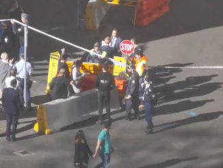 Sydney : un assaillant au couteau neutralisé par des passants avec une chaise et un cageot (VIDEO)
