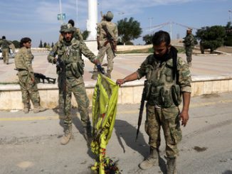 Des rebelles syriens soutenus par Ankara brûle le drapeau de YPG kurde