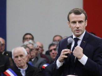 Macron-parle-parle-parle.jpg