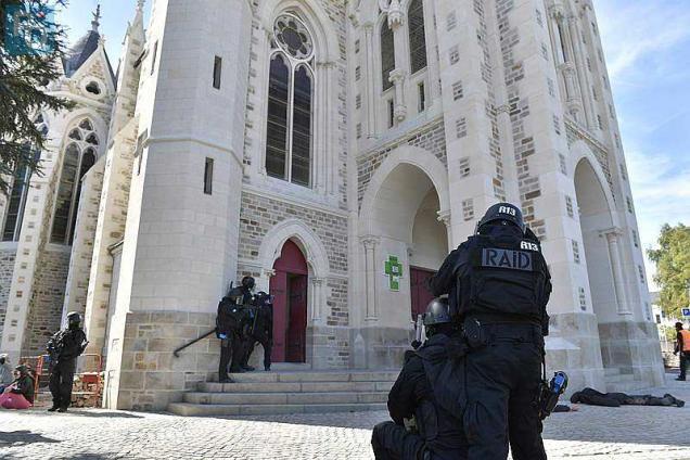 Des policiers armés entrent dans une église pour interrompre une messe confinée P18263552D3537236G_px_640_