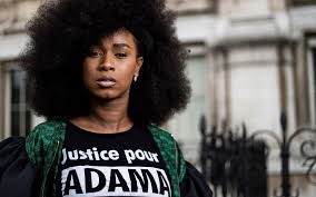 La Traoré veut inscrire « le privilège noir » et le nom de sa petite frappe de frère dans l’histoire de France…