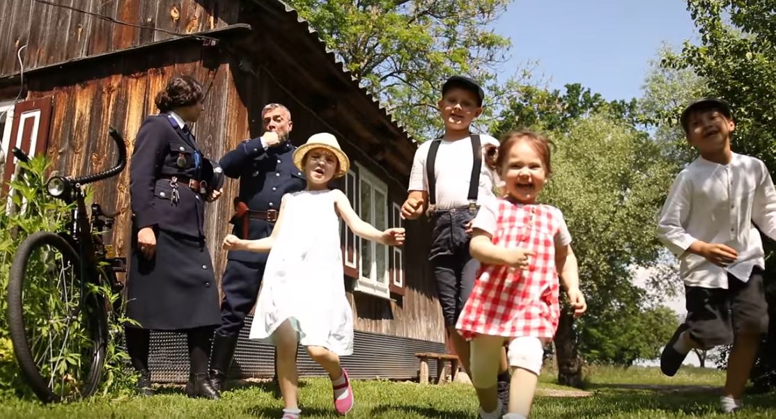 Guzowianki, Enej, Chór Bez Batuty : fiers de leur identité polonaise !