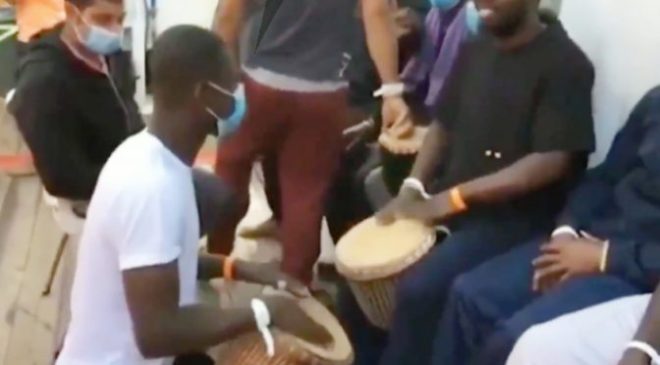 Italie : c’est la fête à bord de l’Ocean Viking avec les clandestins ! Et ils vont toucher 1050 € mensuels pour vivre…