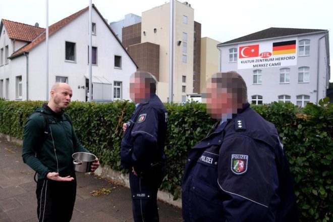 Un Allemand résiste à l’appel de la prière islamique avec des cloches de vache et des casseroles, bravo !
