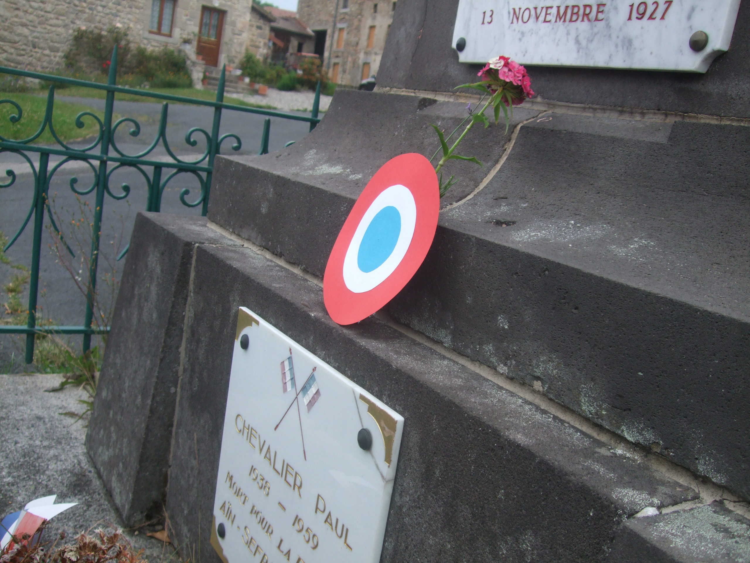 Une cocarde résistante sur le monument aux morts en hommage aux Pieds-Noirs massacrés le 5 juillet 62 à Oran !