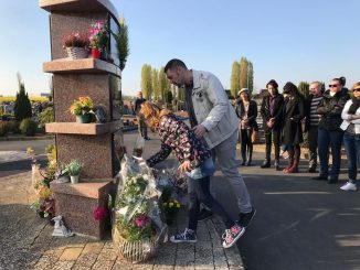 Caudry (Nord), le 19 avril 2019. Mickaël et sa fille Juliette fleurissent la tombe d’Aurélie Châtelain./ PHOTOPQR/MAXPPP/«La Voix du Nord»