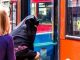 une-femme-arabe-pluse-age-dans-un-burqa-entre-l-autobus-sur-la-rue-d-oxford-cite-de-westminster-londres-125675616-e1609766362188.jpg