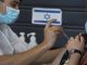 une-femme-israelienne-recoit-le-vaccin-dans-un-centre-de-vaccination-a-tel-aviv-en-israel-le-6.jpg