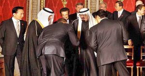 Obama, le président de la première puissance mondiale, fait la courbette devant le monarque du pays le plus rétrograde du monde.