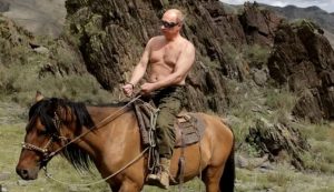 Poutine à cheval dans les montagnes de la Siberie 