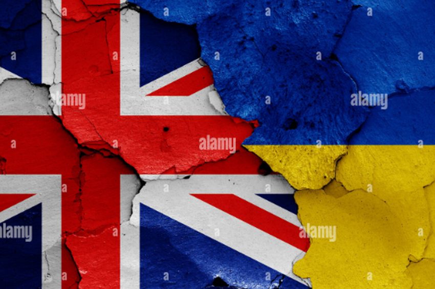 Drapeaux britannique et ukrainien dechiquetes