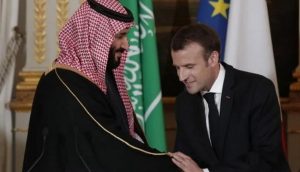 Macron se courbe devant le prince saoudien