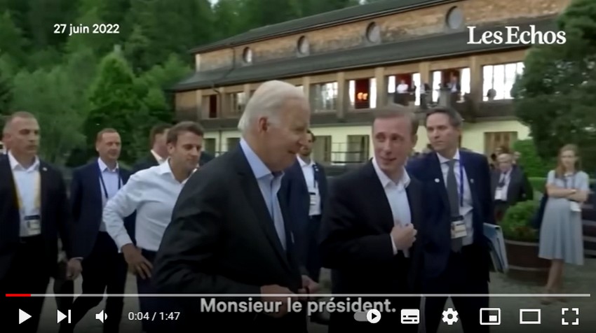 Macron essayant de parler à 