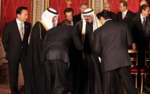 Obama courbé devant le roi saoudien