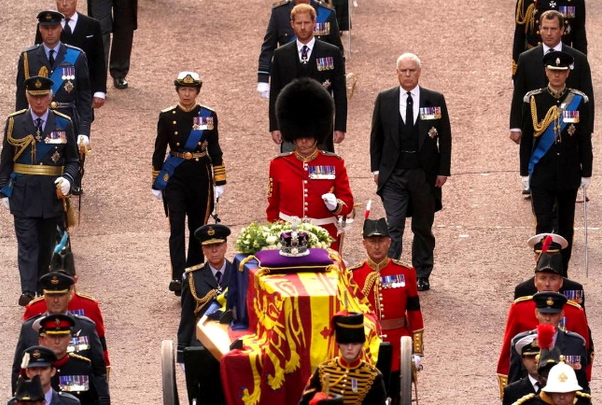 Le cercueil de la Reine entre Buckingham Palace et le Palais de Westminster, le 14 septembre,