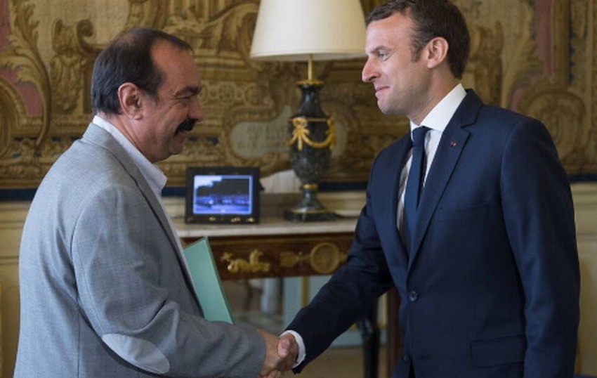 Poignée de mains entre Macron et Martinez