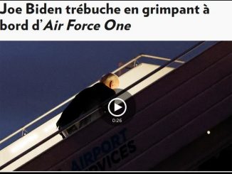 Joe Biden tombe en montant dans l'avion présidentiel