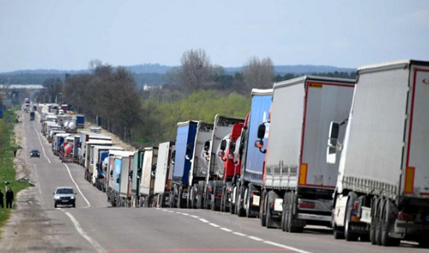 Camions bloqués à l'entrée de la Pologne 