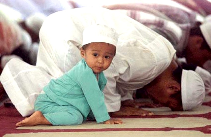 Enfant soumis à la prière islamique
