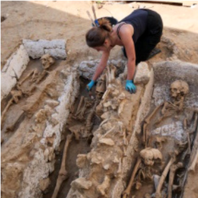 Femmes archéologues à l'œuvre à St-Denis