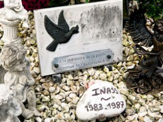 La tombe a toujours été fleurie à la date anniversaire du 9 septembre 1987. Et, depuis huit jours, un galet porte enfin le nom de « la petite inconnue de l’autoroute A10 ».