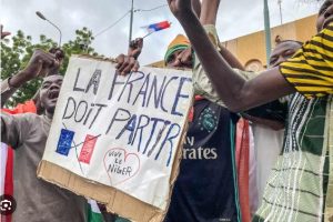 Manif contre la présence française au Niger