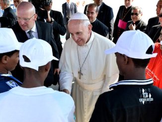Le pape François saluant les envahisseurs