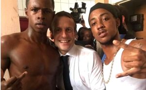 Macron dans les bras d'Antillais