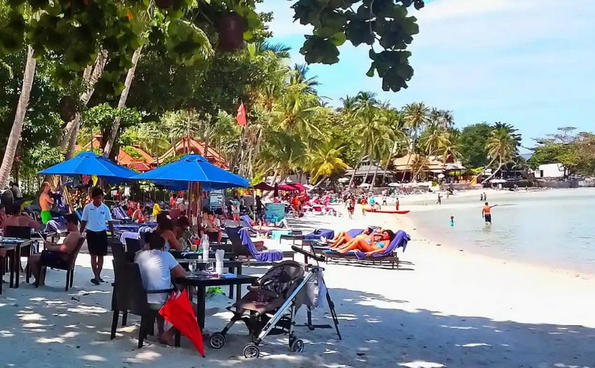 Touristes étrangers sur les plages de Thaïlande