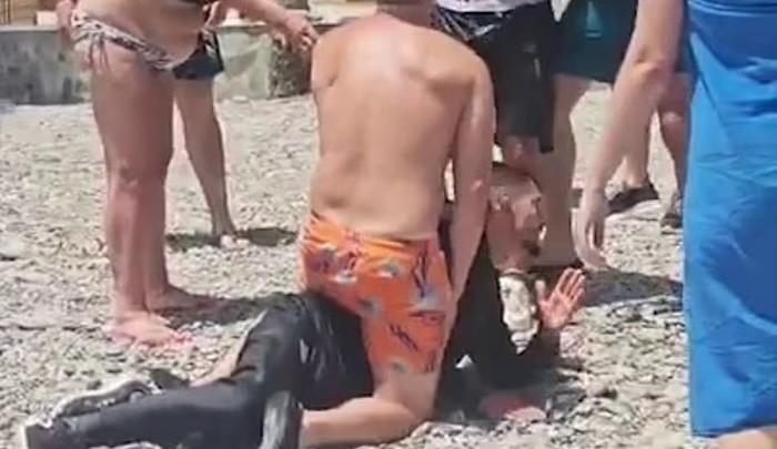 des touristes arrêtent des clandestins qui débarquent et les plaquent au sol ! – Résistance Républicaine